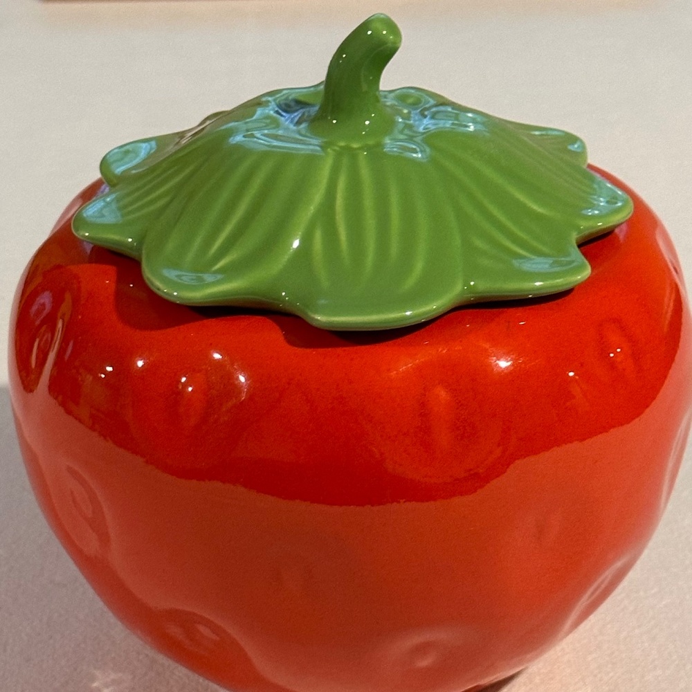 VINTAGE RED STRAWBERRY CERAMIC COOKIE JAR + GREEN LEAF STEMMED LID